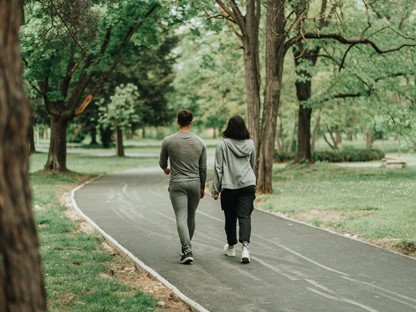 agbeelding van 2 mensen die samen sportief wandelen.