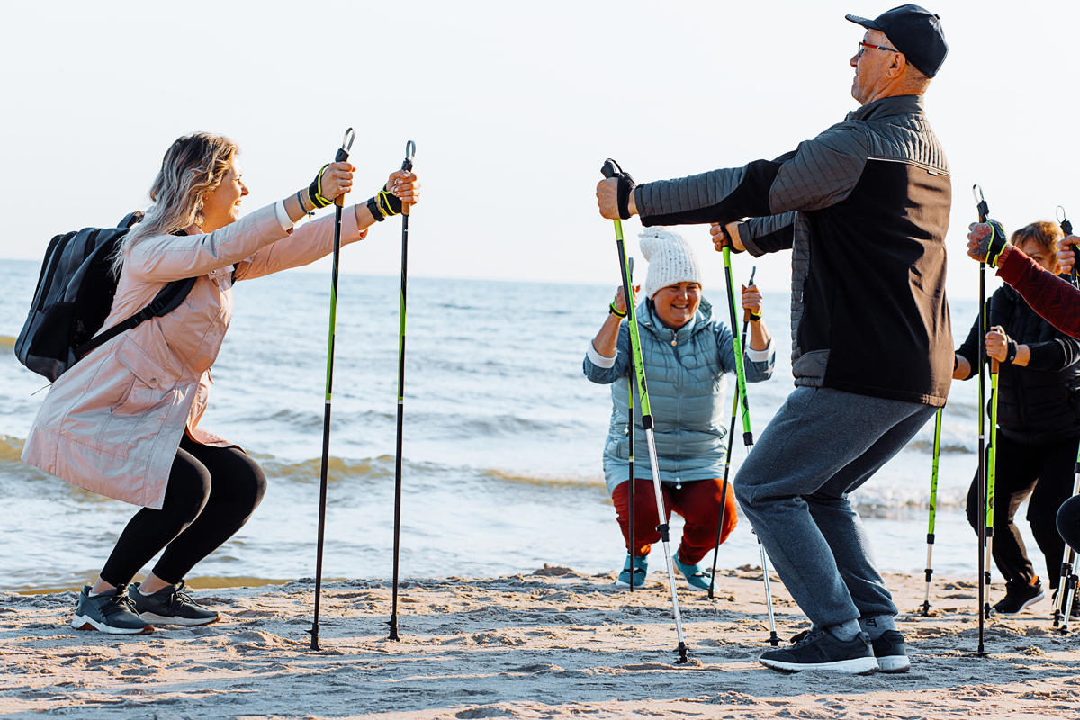 afbeelding van wandelaars met wandelstokken die een oefening doen voor de houding.