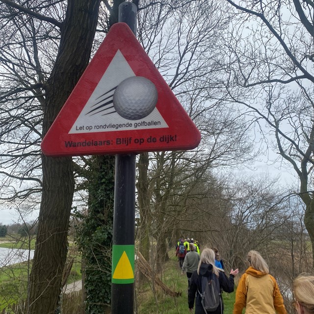 Bordjes en markeringen tijdens het wandelen; Cromvoirt