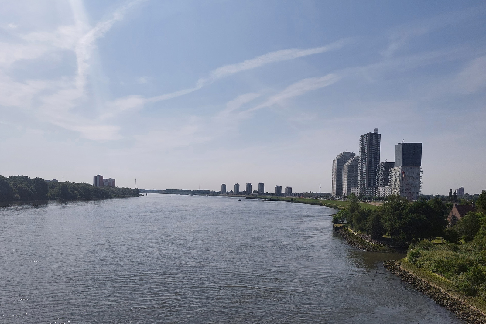 De Oude Maas vanaf de Spijkenisserbrug.