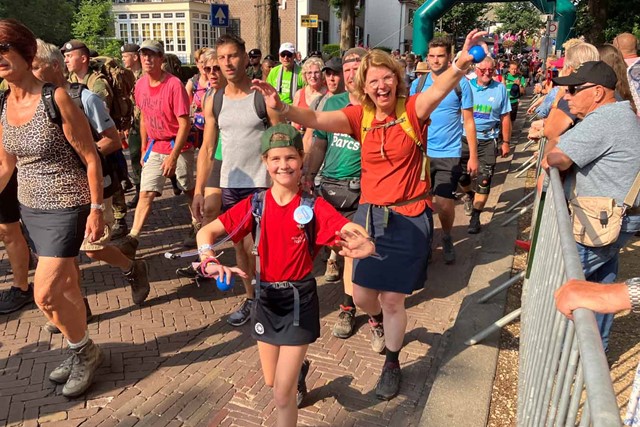 afbeelding van Fleur en haar moeder tijdens de 4Daagse, in Wijchen.