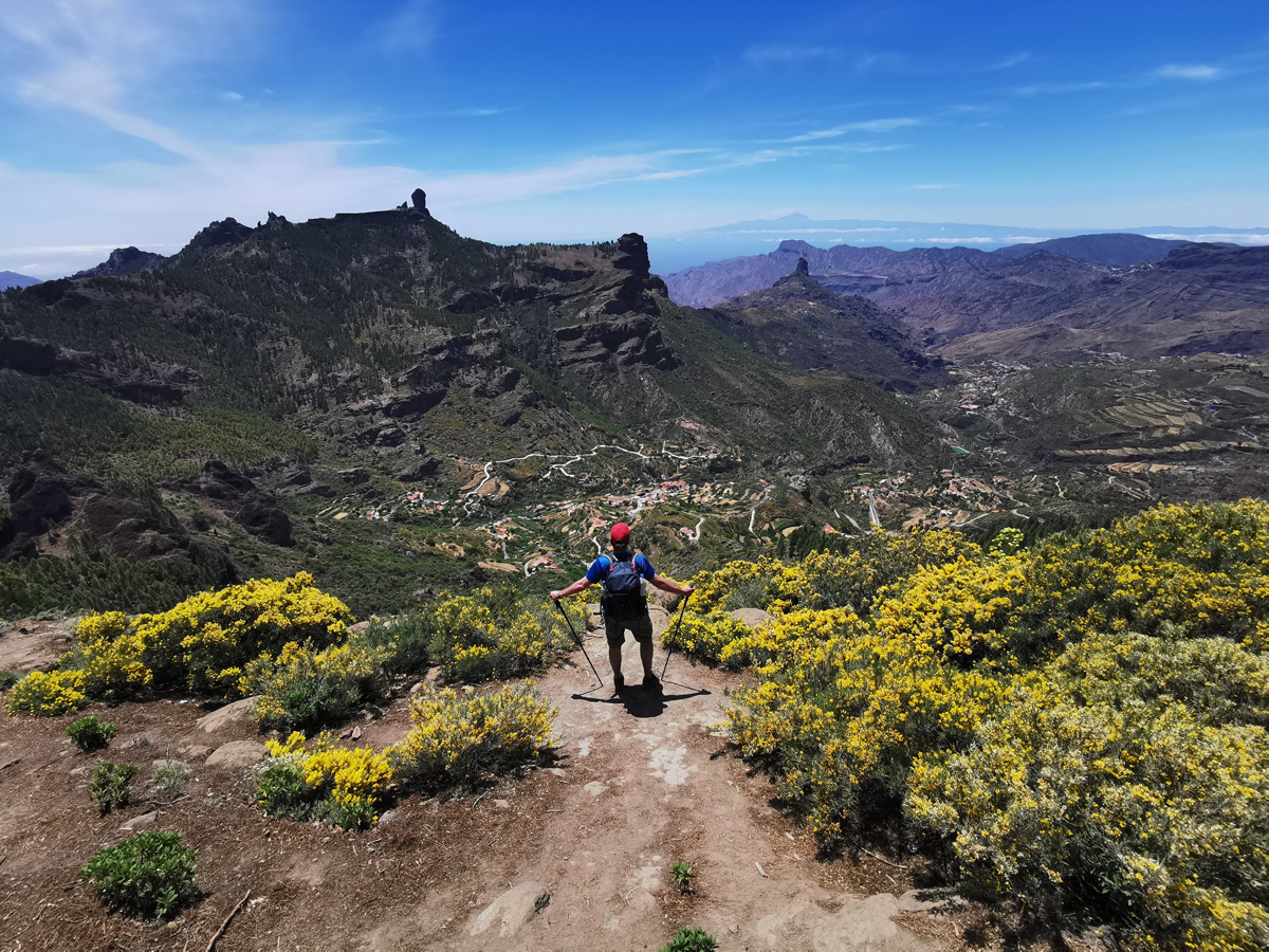 Afbeelding Huib Afman en het uitzicht tussen Tune en Cruz de Tejedo.
