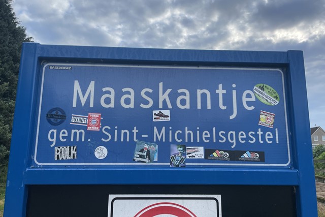 het blauwe plaatsnaambord van Maaskantje.