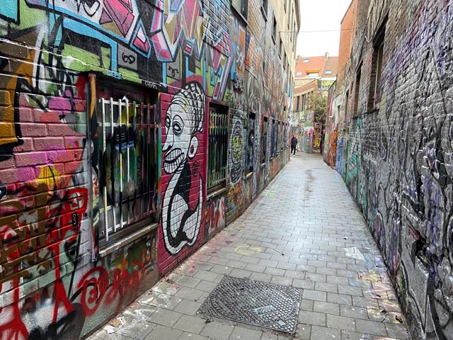 afbeelding van een graffiti-straatje in Gent, vol met muurkunst.