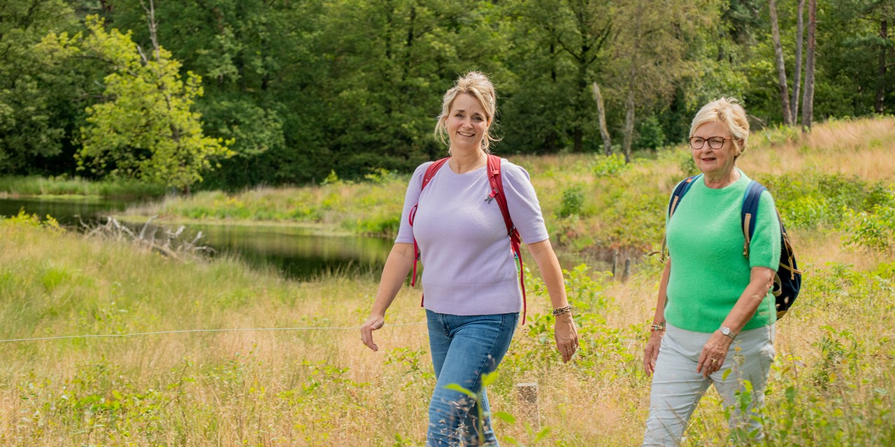 Moeder en dochter wandelen etappe 2 van het Oranje-Nassaupad