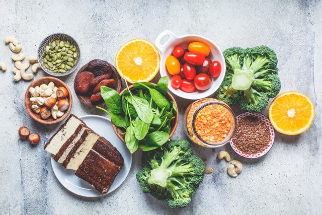 afbeelding van een tafel voor groente, fruit, noten, tofu.