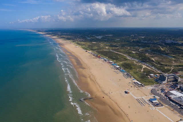 Scheveningen strand van bovenaf.