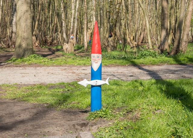 afbeelding van een paaltje op een kabouterpad.