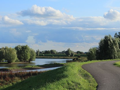 Het rivierenlandschap aan de Waal bij Tiel. (Foto: © Ymke Elfring, Flickr)