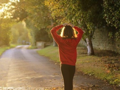 Wandeling in de zon voor een positieve boost