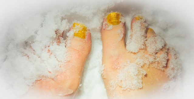 Koudetraining - blote voeten die in de sneeuw staan