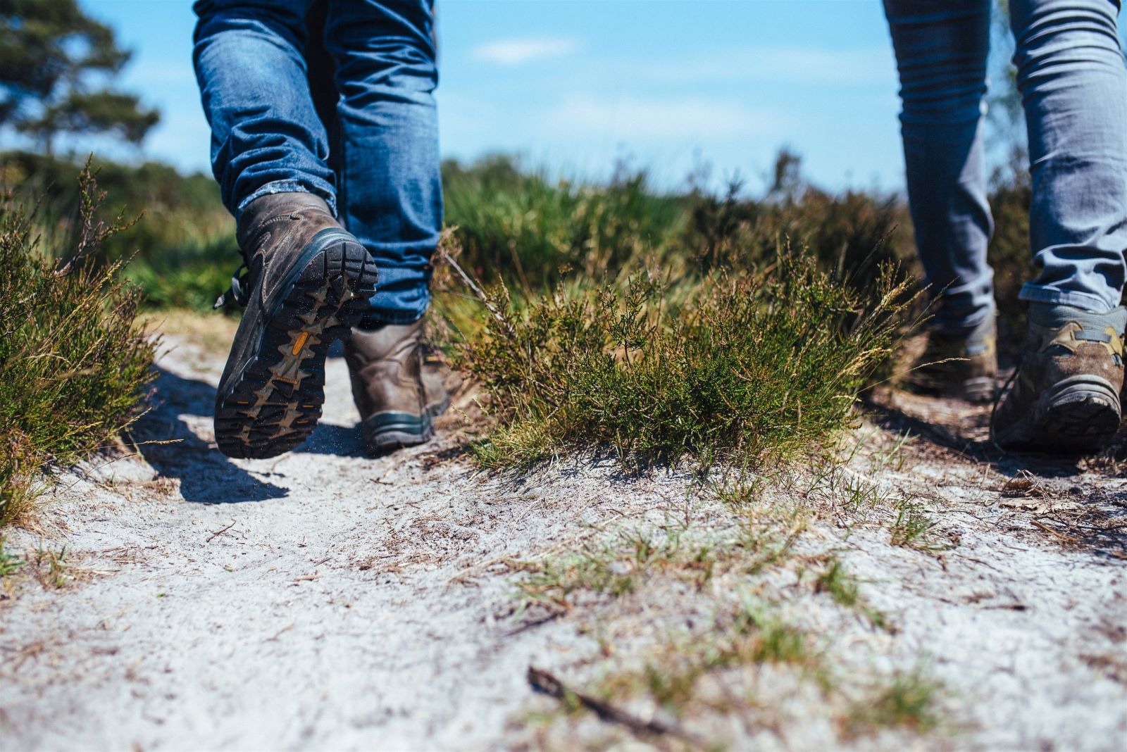 afbeelding van de voeten van twee wandelaars in de natuur.