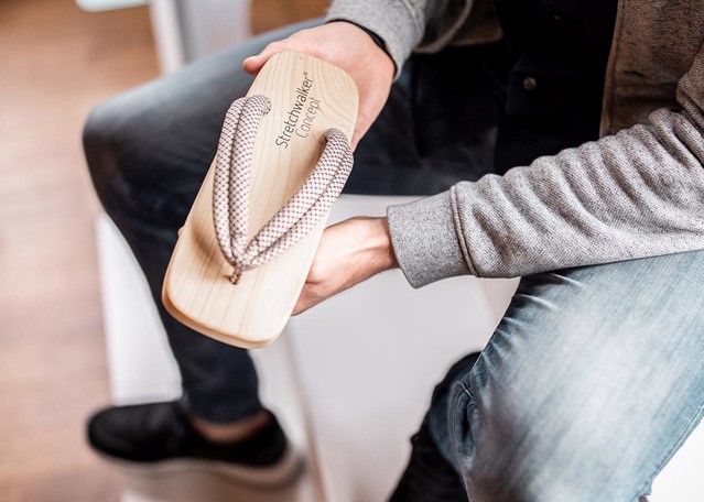 Traditionele houten Japanse slipper ‘Ippon-ba geta’