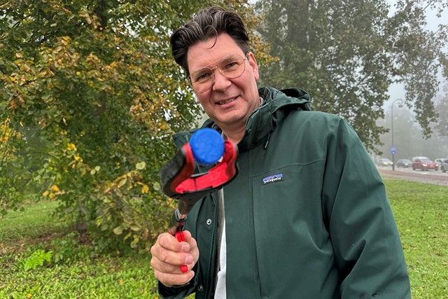 Plandelman ontmoet de topper van Dopper; doppen rapen met een afvalgrijper