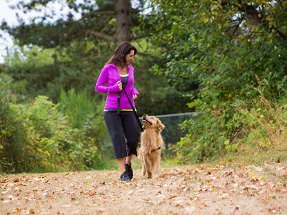 Vrouw wandelt met hond aan de riem