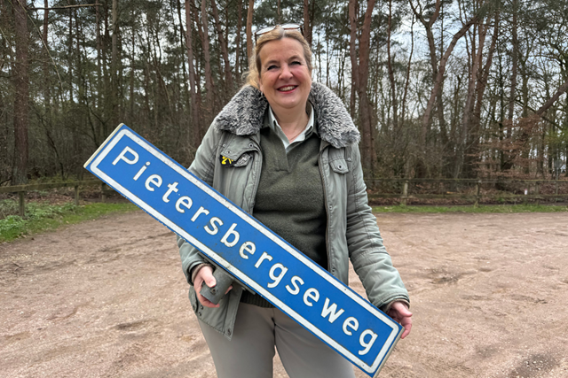 Plandelman Ontmoet De Boswachter Met Lippenstift: Straatnaambord natuur