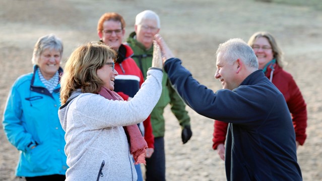 afbeelding van een groepje dat samen een wandeltraining doet.