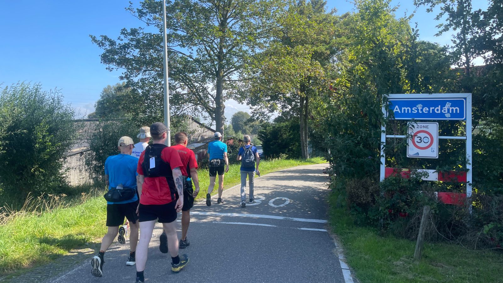 Kennedymars Vleuten–Tilburg: durf jij het aan?; long distance wandelaars lopen Amsterdam in