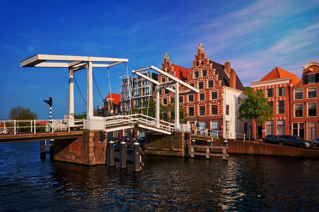 afbeelding van een oude brug over de gracht in Haarlem.
