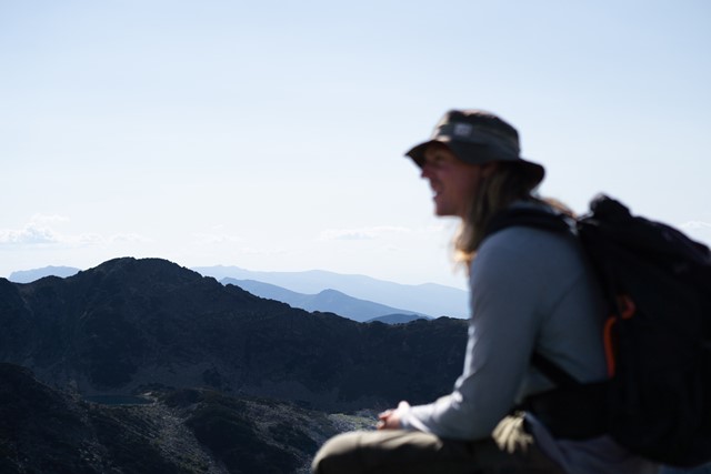 afbeelding van Rick in de bergen, met weids uitzicht.