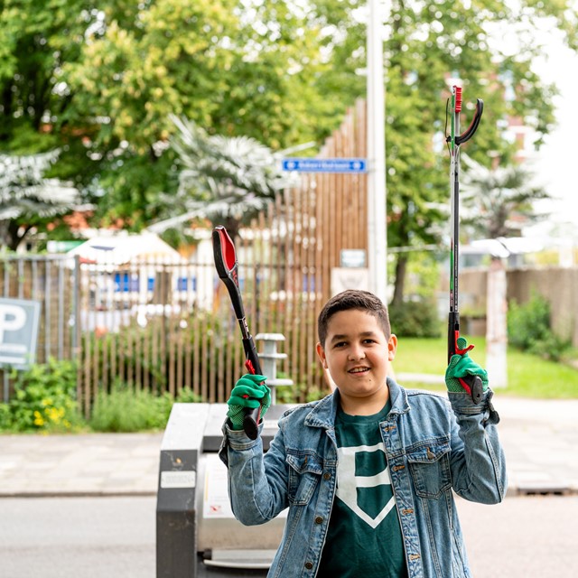 Helping Hand Tidy Jon en Graptor voor kinderen (rechts). (Foto: © Ingrid Simons Photography)