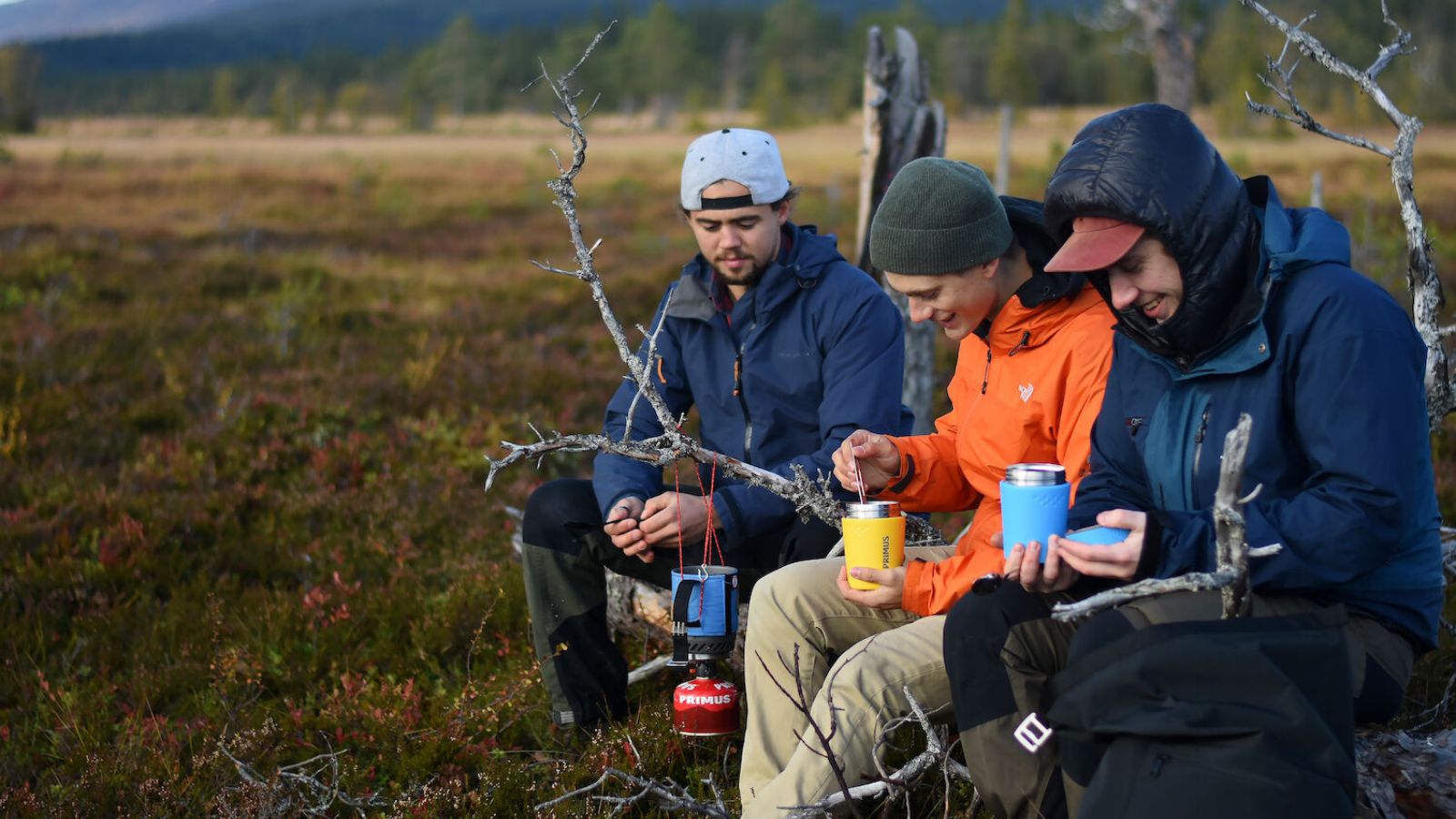3x recepten voor in je rugzak; drie mannen in de natuur aan het picknicken