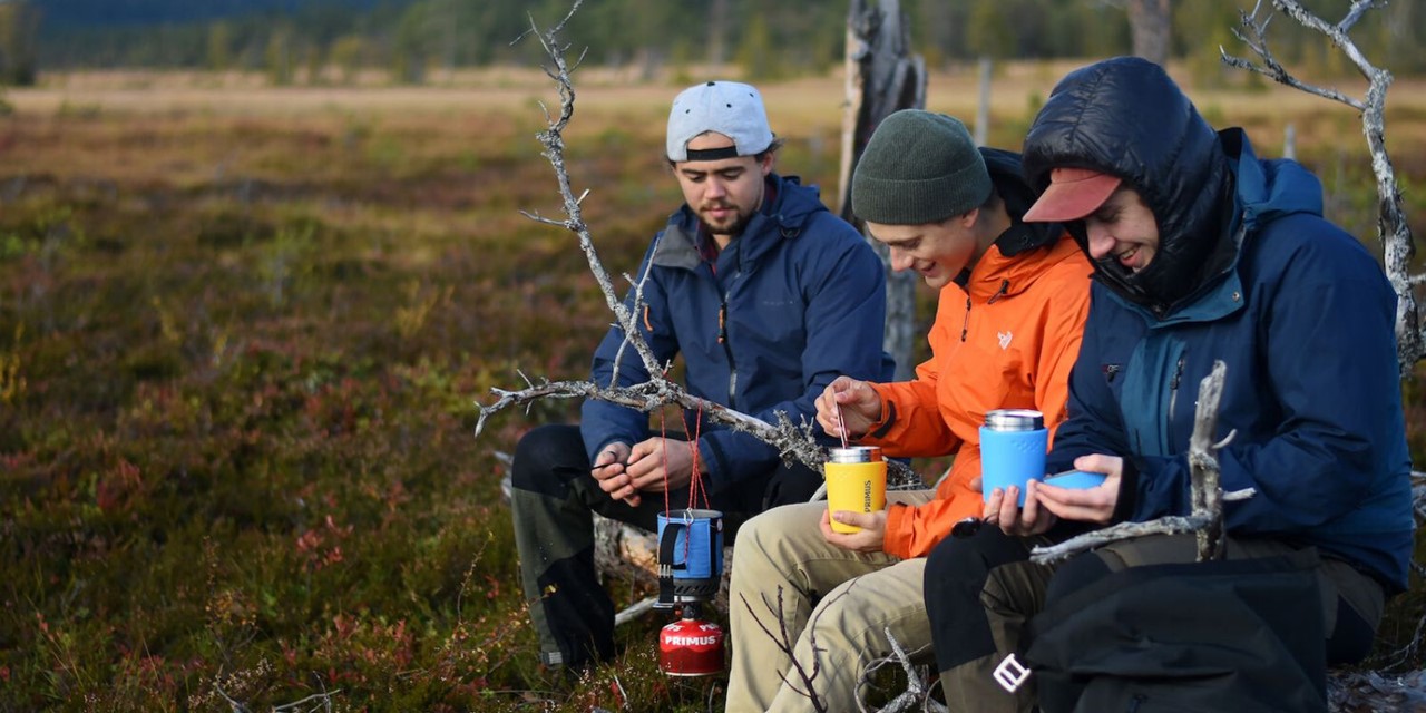 3x recepten voor in je rugzak; drie mannen in de natuur aan het picknicken