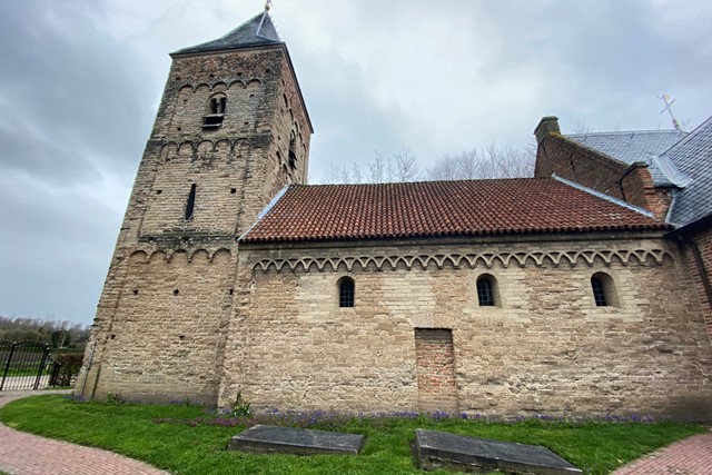 afbeelding van een stenen kerk.