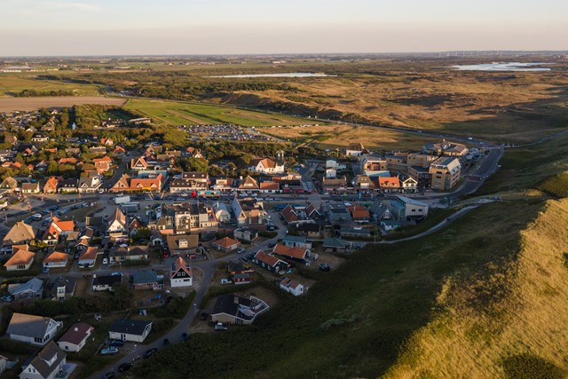 Huizen en duinen van bovenaf in Callantsoog