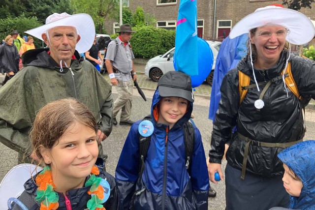 afbeelding van Fleur en haar wandelmaatjes in de regen