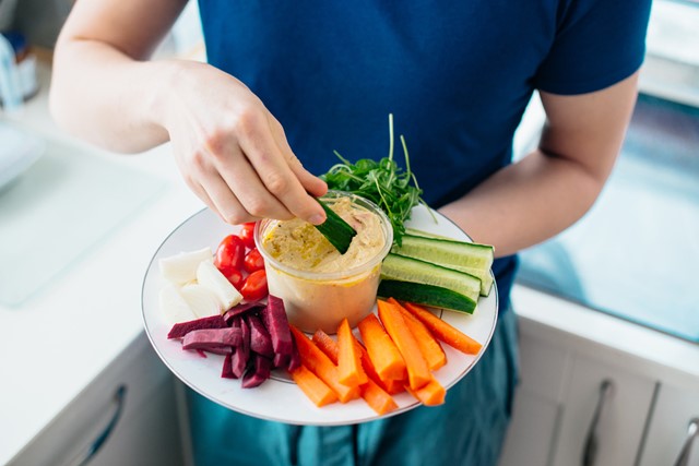 Hoe kun je ongemerkt meer groente en fruit eten 6 tips zoals humus groentedip