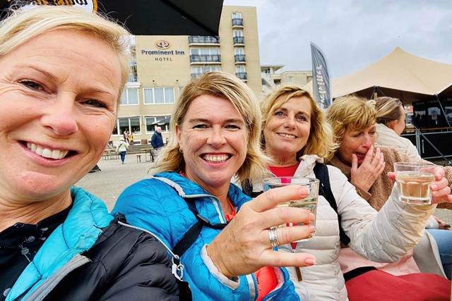 afbeelding van wandelaars op de 'chillplek' tijdens de Duin en Bollen Vierdaagse.