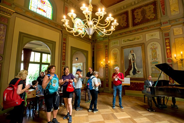 afbeelding van wandelaars in een paleis in Den Haag.