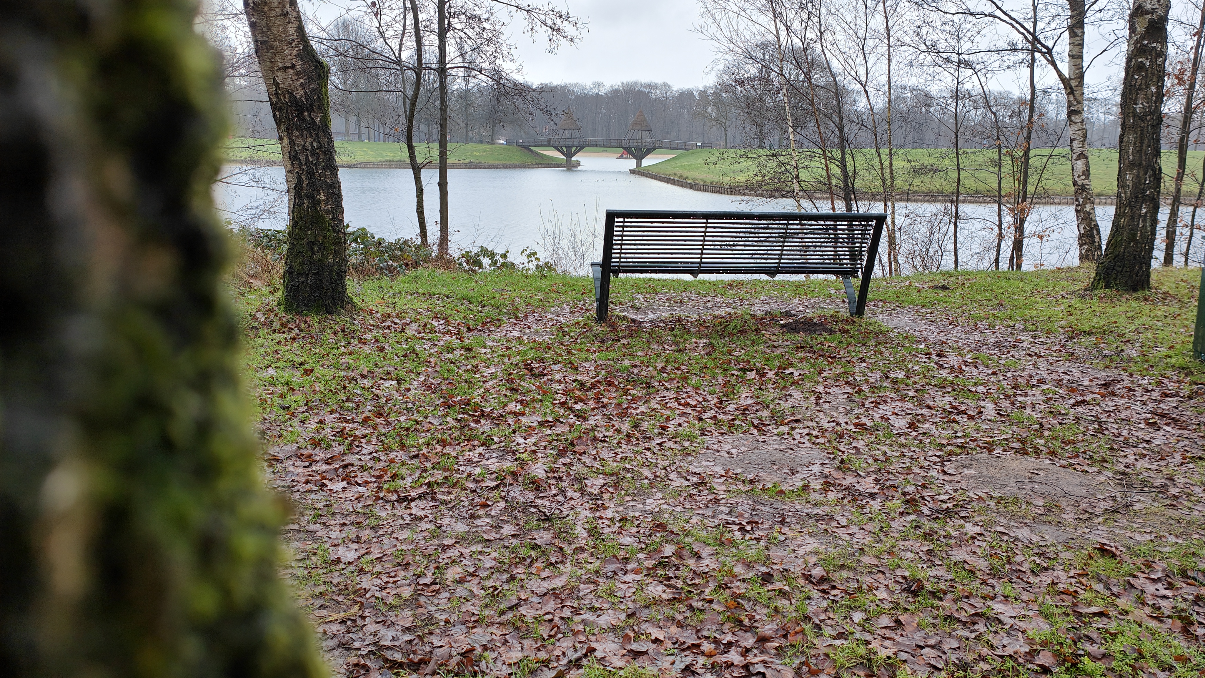 afbeelding van een wandelbankje in Recreatiepark Het Hulsbeek.