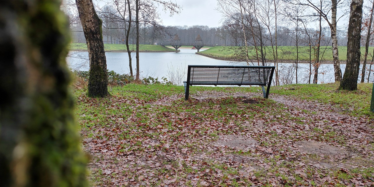 afbeelding van een wandelbankje in Recreatiepark Het Hulsbeek.