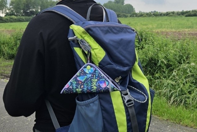 Wandelaar met een Kula Cloth Plasdoek voor wildplassen