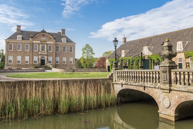 kasteel Eerde in Twente met een brug en water van de rivier.
