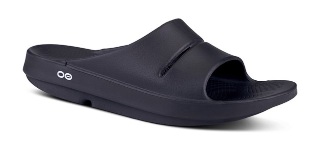 OOFOS herstelslippers in het zwart.