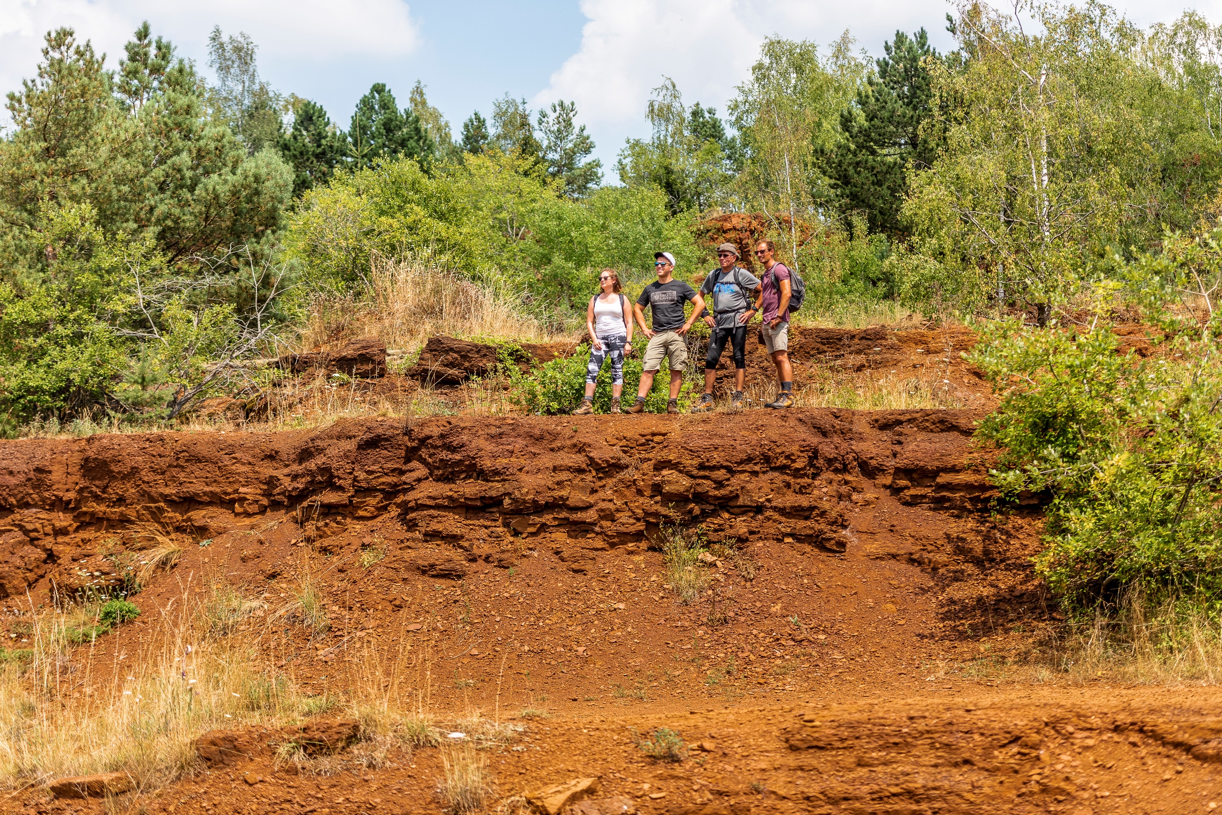 Wandeling met grope door het land van de rode aarde in Luxemburg- Foto: Réserve Naturelle Lalléngerbierg, Pulsa Pictures