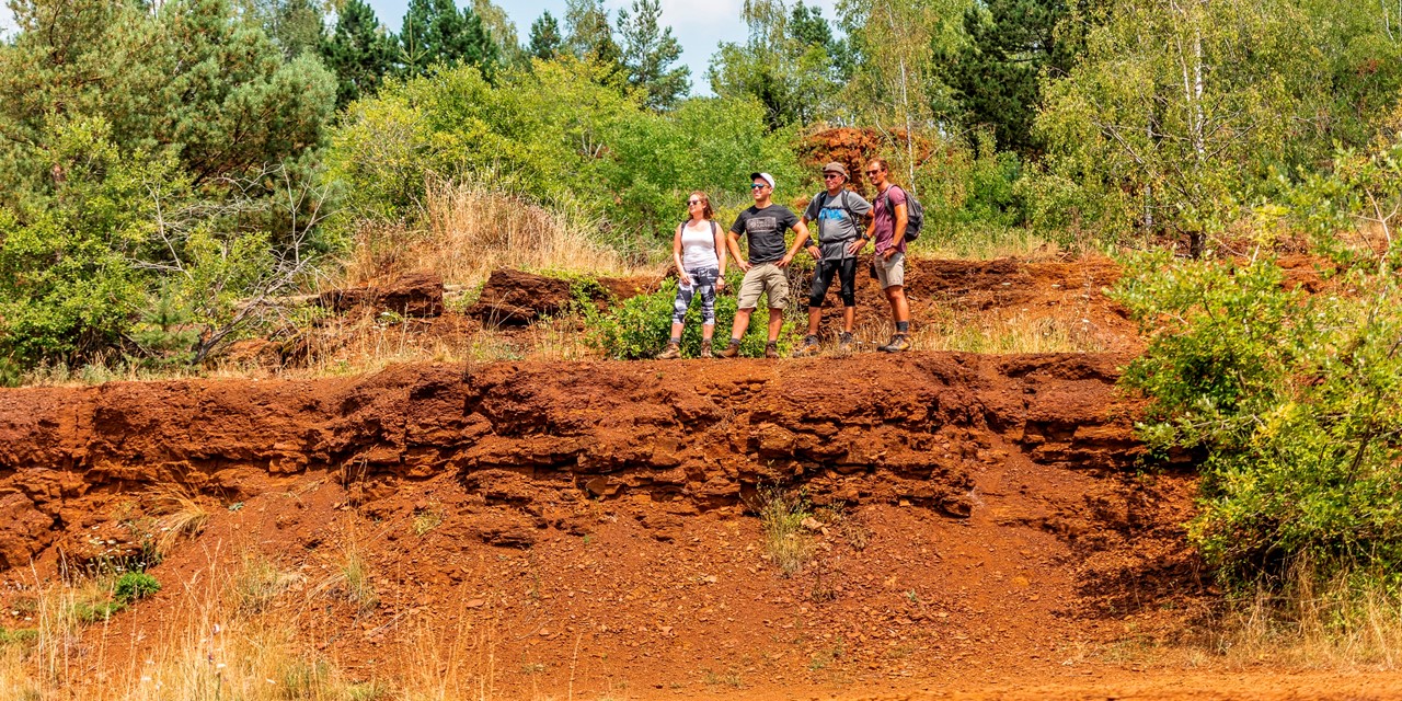 Wandeling met grope door het land van de rode aarde in Luxemburg- Foto: Réserve Naturelle Lalléngerbierg, Pulsa Pictures