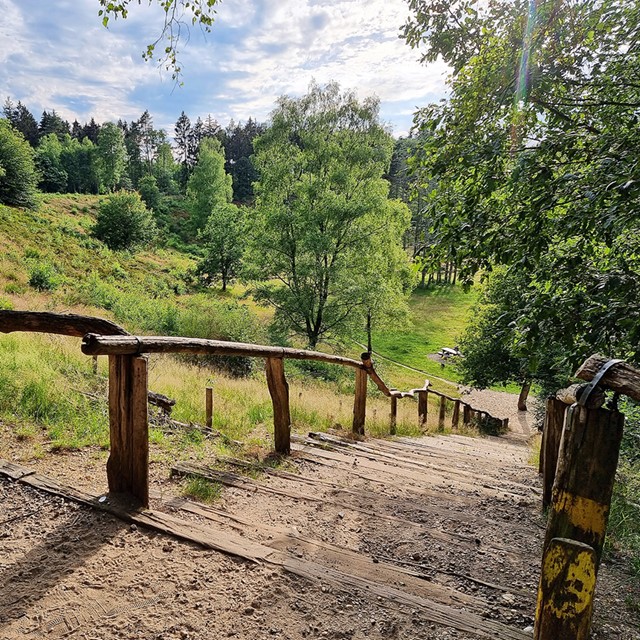 afbeelding van een steile trap op het parcours van de Zevenheuvelenhike.