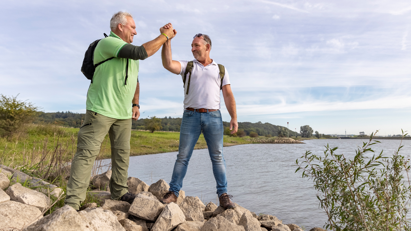 Twee wandelaars, high five