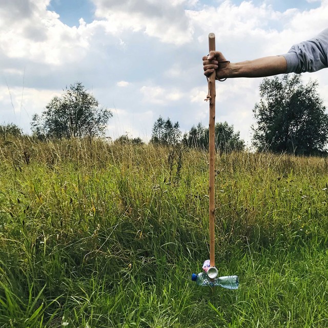 Afval prikken met een CleanWalk wandelstok. (Foto: © CleanWalk)