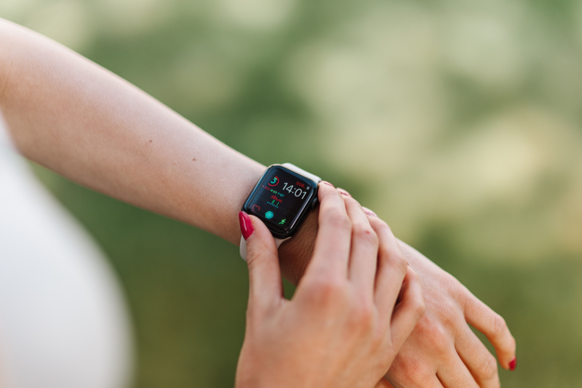 Wandelaar met een smartwatch om kijkend naar intensiteit