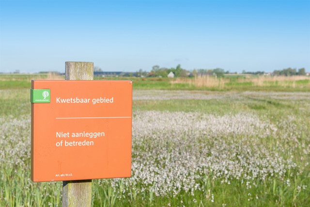 afbeelding van een bordje in kwetsbaar natuurgebied.